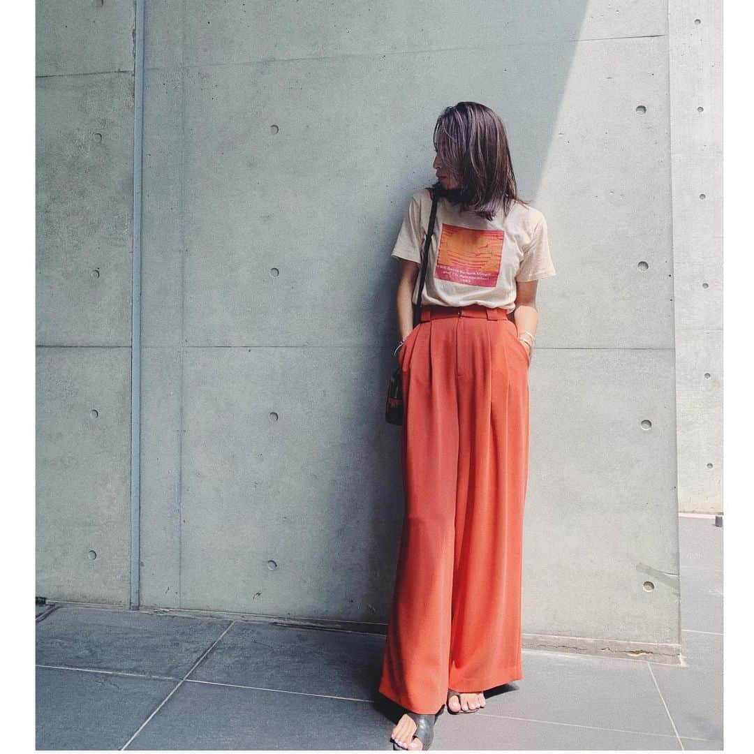 佐藤有里さんのインスタグラム写真 - (佐藤有里Instagram)「. . きょうのシフク🍊 . こないだ代官山の古着マーケットで見つけた vintage Tshirtを🌅 . カラーパンツは @credona_officialだよん . . #credona#credona_official #クレドナ#orange#オレンジ#summerlook #私服#カジュアル#大人カジュアル#カラーコーデ#155cm#vintage#古着」8月7日 14時50分 - yuri_212