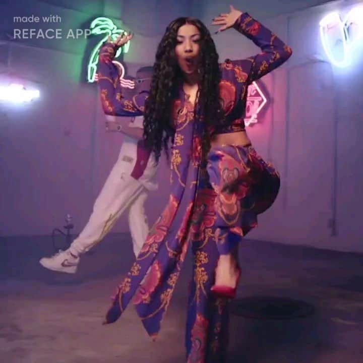 アマルのインスタグラム：「Cardi A 🤣あはははは似てねーこれrefaceってアプリでためしてみたけど似てない😅スワイプすればAjバージョンもある🤣🤭🤭  Cardi A 🤣This does not look like me. I tried this on an app called reface, it's fun but I don't think I look like that. Swipe to see Ajs vids lol😂🤭」