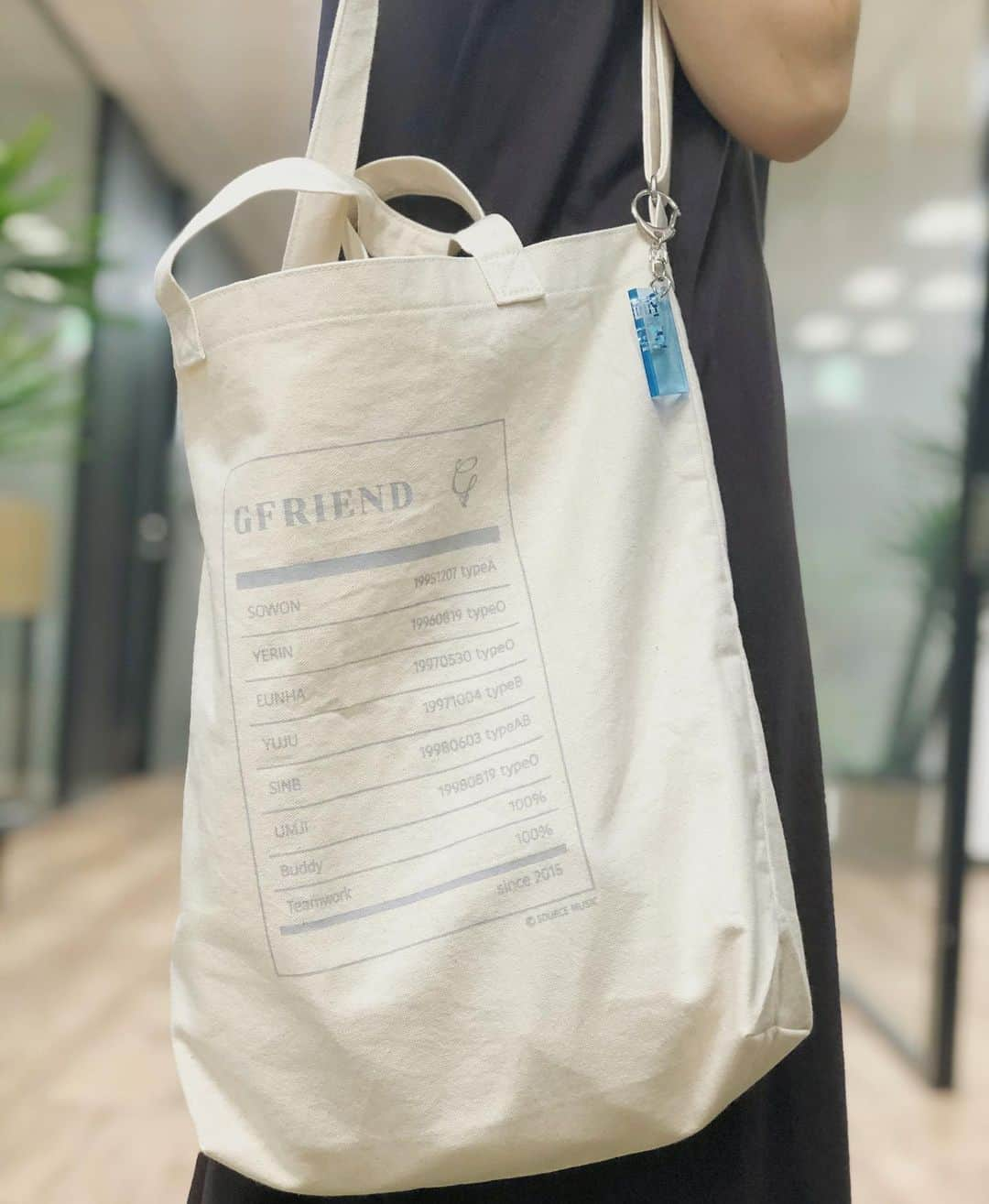 GFRIENDさんのインスタグラム写真 - (GFRIENDInstagram)「2020 SUMMER OFFICIAL GOODS⛱🐳⋆｡˚  🍉クリアポーチ 🥤ポケットボトル 👜2wayトートバッグ 🎐2wayハンディファン  🗣GFRIEND JAPAN OFFICIAL STOREにて販売中  #GFRIEND #ヨジャチング #クリアポーチ #ポケットボトル #トートバッグ #ハンディファン」8月7日 15時02分 - gfriend_japan_official