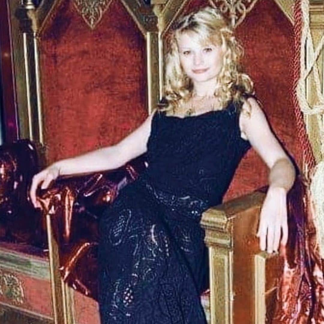 エミリー・デ・レイヴィンさんのインスタグラム写真 - (エミリー・デ・レイヴィンInstagram)「#tbt “Carrie” for @nbc premiere  2002! at the @arclightcinemas Hollywood...I think??! Thanks @itsemderavin for digging up this one! ❤️」8月7日 15時06分 - emiliede_ravin