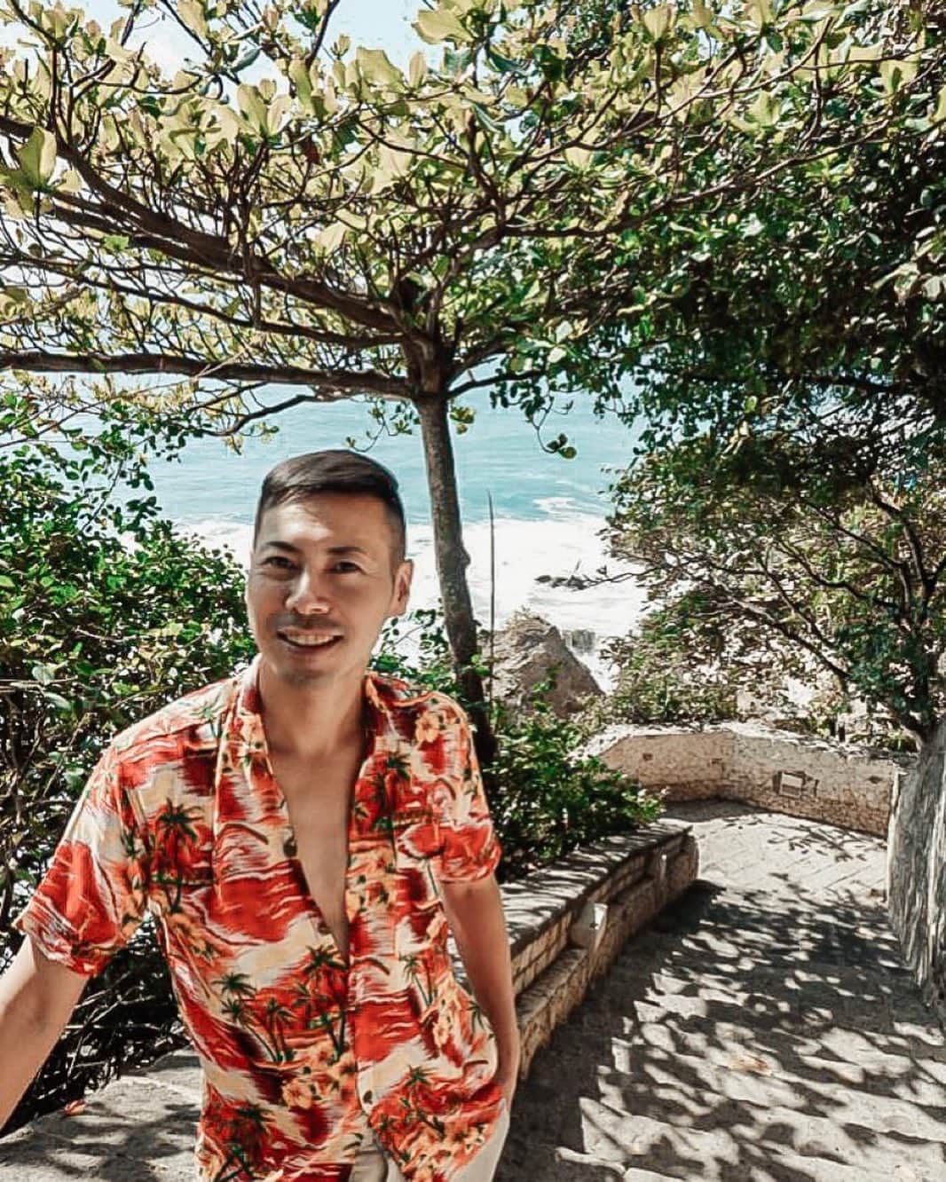 アキラ・コンチネンタル・フィーバーのインスタグラム：「Honeymoon trip a year ago📷  August 7, 2019 ちょうど1年前の目玉芸人  #bali #ayanaresort  #rockbar #rimba  #indonesia #インドネシア #アヤナリゾート　#バリ島　#リンバ #ロックバー」