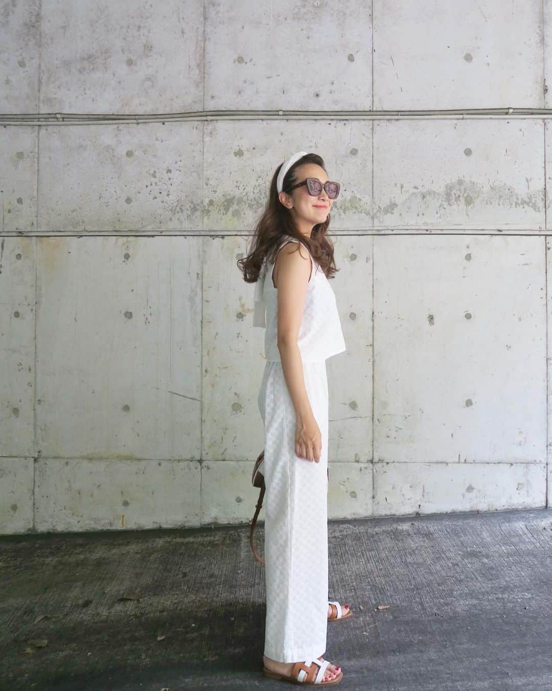 Mai Wakimizuのインスタグラム：「昨日のcoordinate♡着やすさ抜群のレースセットアップ♡体への張り付き感がなくさらっとした着心地なので、ここ最近の灼熱の暑さにも十分対応可能♡笑 短め丈のトップスと、ハイウエスト気味のパンツ(ゴム仕様)のセットアップ♡トップスのバックリボンは可愛すぎないデザインなので、大人スタイルに仕上がります＼(^o^)／私のお勧めアイテム♡ #wakkinstyle#ootd#coordinate#ママコーデ tops＆pants:#linkable @linkable_official bag:#prada shoes:#hermes sunglasses:#zara」