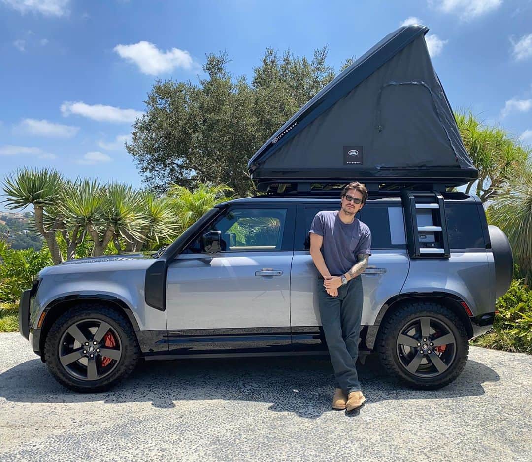 ジョン・メイヤーのインスタグラム：「(Off)road ready. Thanks to @autohome_official for the awesome rooftop tent to complete the @landrover Defender 110X rig. Swipe left for a #tbt of what rooftop camping looked like ten years ago. Considerable upgrades all around. ⛺️#juuuustbarelynotanad」