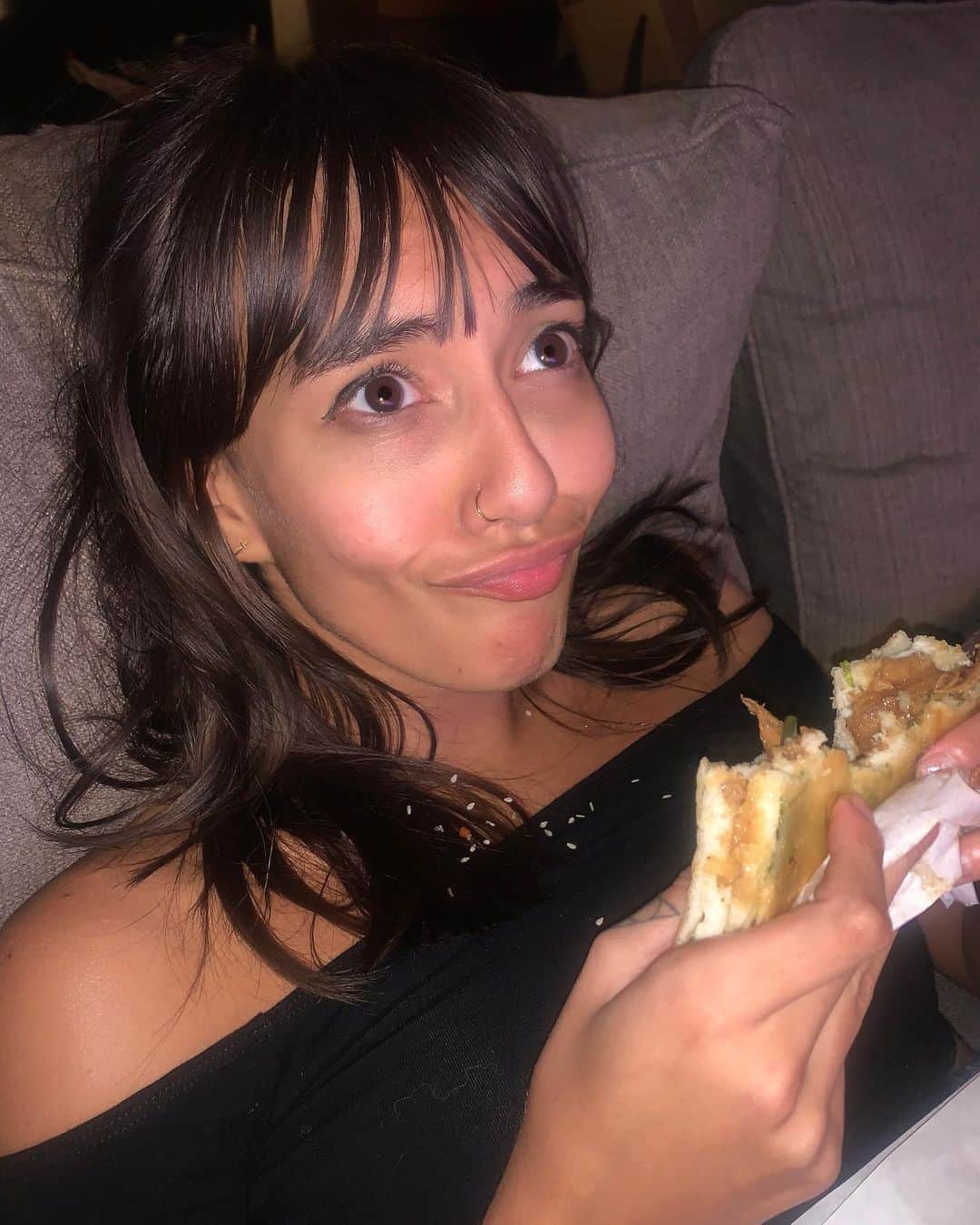 Janice Griffithのインスタグラム：「im bad at posting here is me covered in crumbs eating a sandwich」