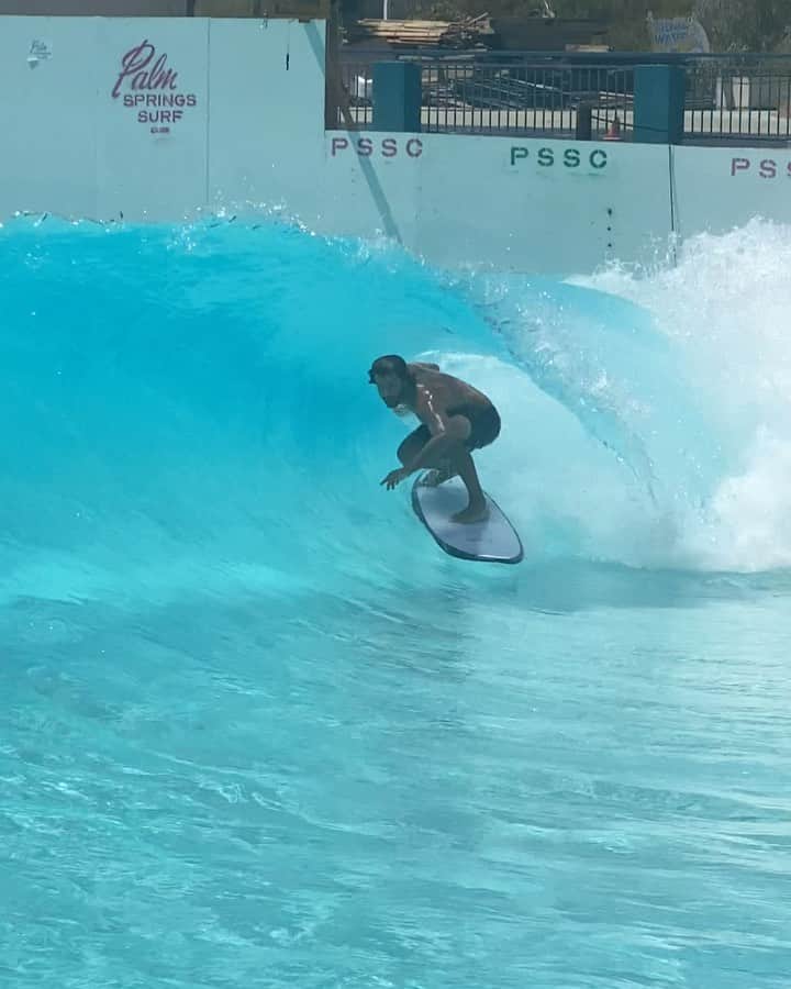 ブロディ・ジェンナーのインスタグラム：「Good times @thepalmspringssurfclub thanks for having us out!! 🤙🏼」