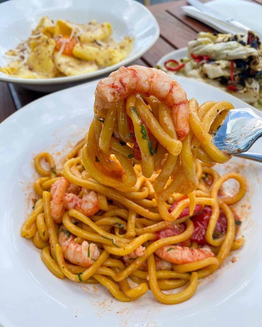 Eat With Steph & Coのインスタグラム：「Alfresco dining @tavolinokitchen featuring amazing views of Tower Bridge and the river Thames, and this delicious plate of Sicilian prawn bucatini.  Also had a delicious Devon crab potato salad for starter and a lemon meringue dessert to finish on. Awesome cocktails too! So would defo recommend if you’re looking for a place with views along the river ☀️📷 @vernahungrybanana #eatinglondon #londonfoodie #diningout #italianfood #pastalover #deliciousfood #prettyfood #whatsfordinner #getinmybelly」