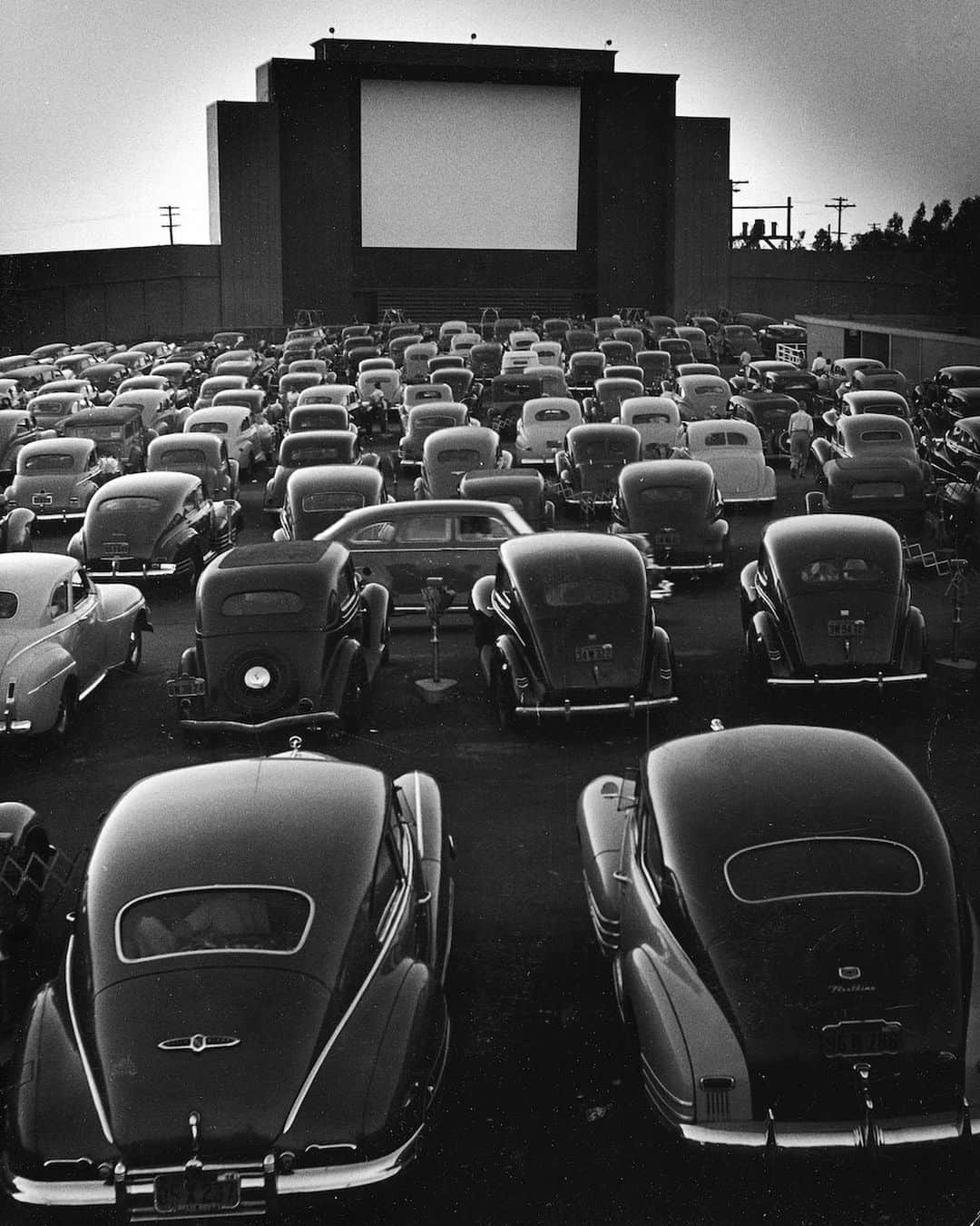 lifeさんのインスタグラム写真 - (lifeInstagram)「Cars line up before the start of a movie at the Rancho Drive-In Theater, 1948. For more photos of this classic (socially-distanced) summer activity, check out the link in bio. (📷Allan Grant/LIFE Picture Collection) #tbt #driveinmovie #1940s」8月7日 6時47分 - life