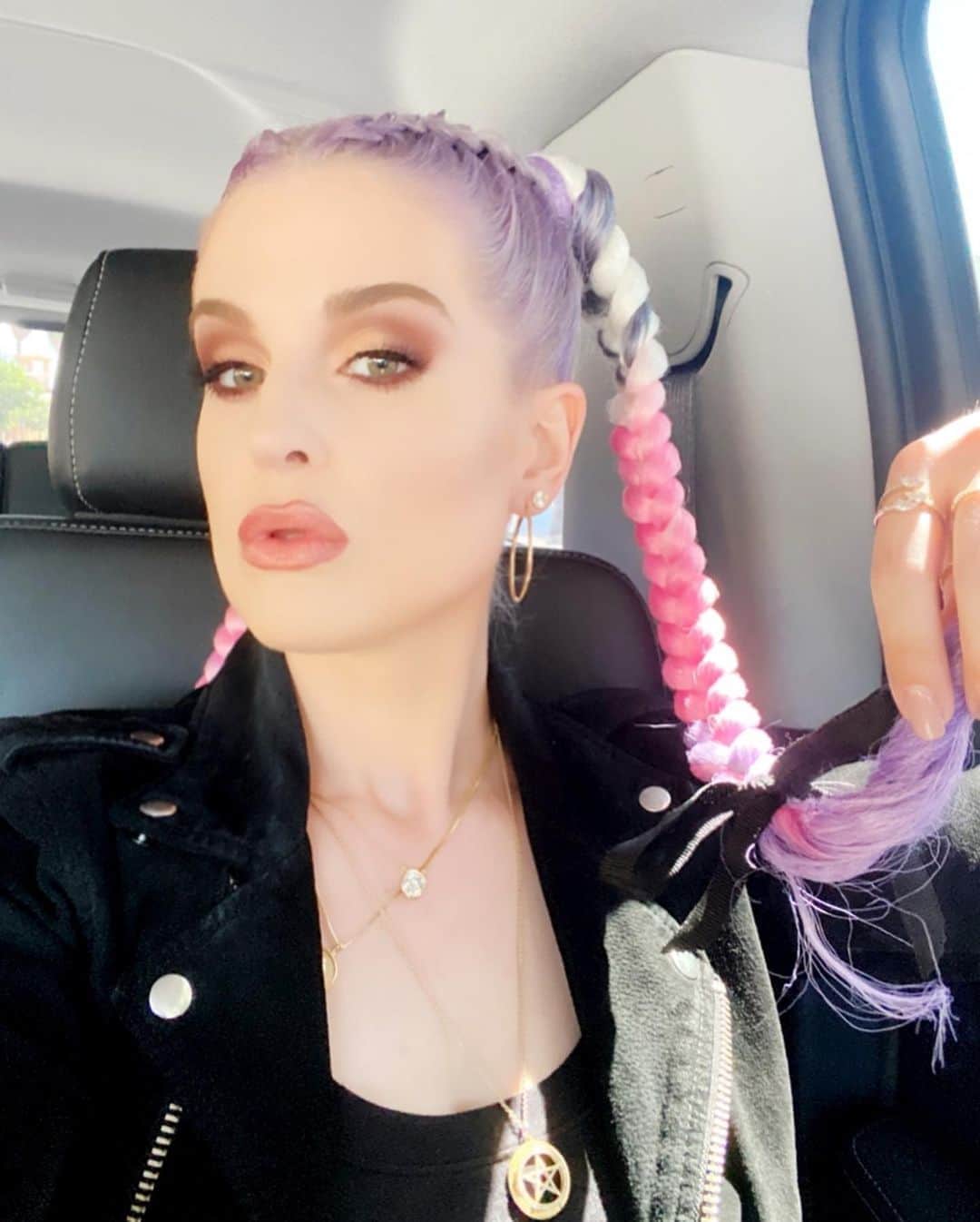 ケリー・オズボーンのインスタグラム：「Kelly Longstocking is coming into your town  The one no one can keep down, no no no no  The one who's fun to be around, woaaahhh woah.」