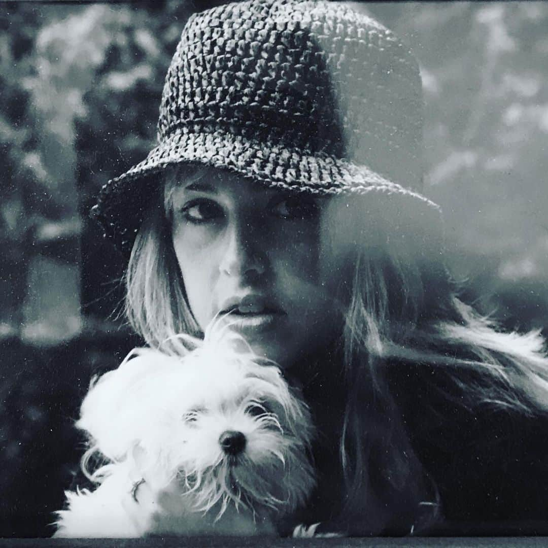 レイチェル・ゾーさんのインスタグラム写真 - (レイチェル・ゾーInstagram)「#TBT to younger me with my new puppy 🐶 #caseyjones who lived her best life for #17 years ❤️ #happiness xoRZ」8月7日 6時55分 - rachelzoe