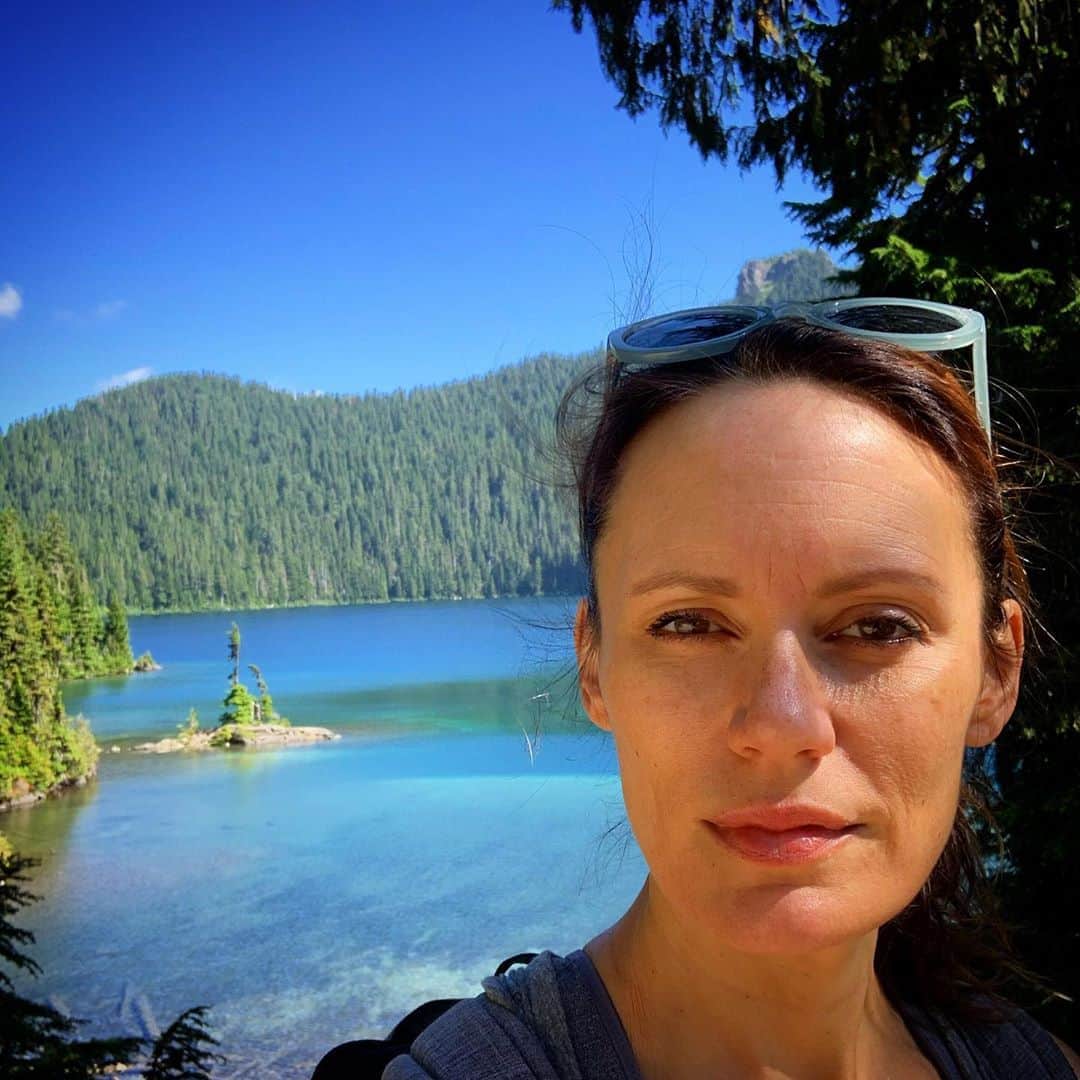 のインスタグラム：「A good day for a wander. * * * #mountrainier #mowichlake #spraypark #ipsutpass #ipsutfalls #coordinatingmyshoeswiththeflowers #uphillbothways #mountainmeadow #wildflowers」