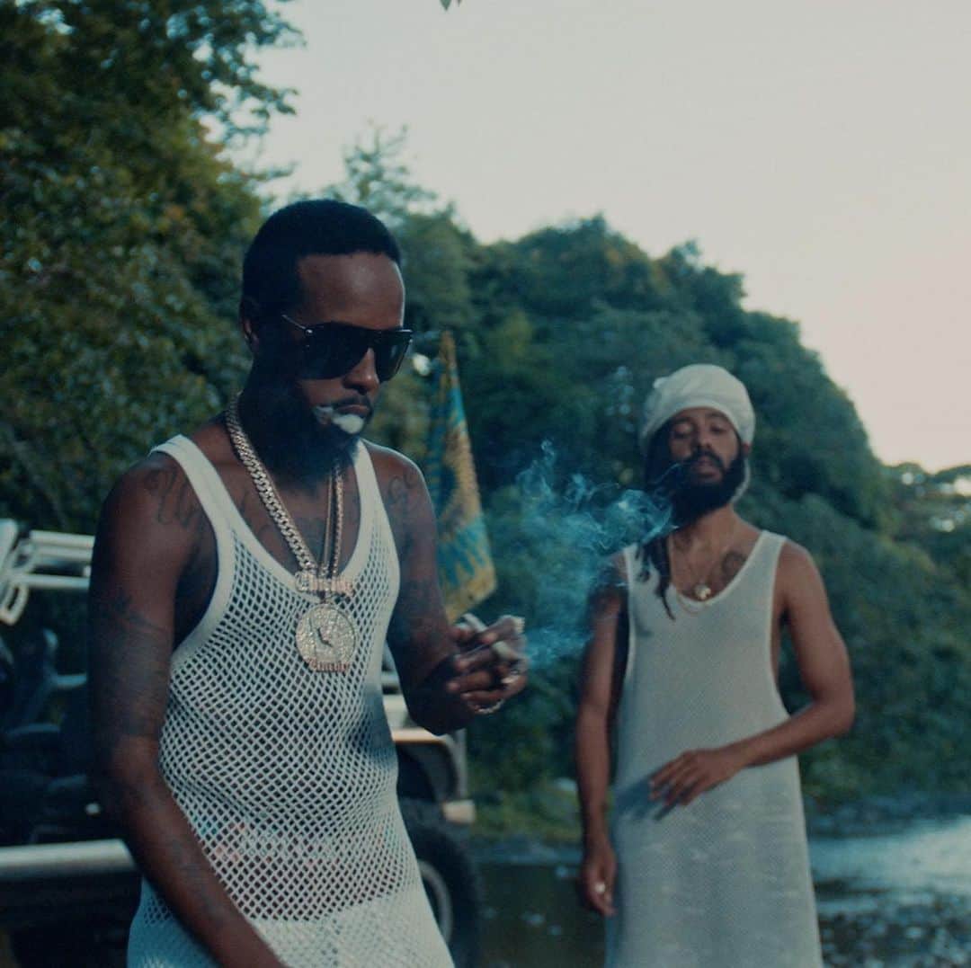 Vevoさんのインスタグラム写真 - (VevoInstagram)「@protoje and @popcaanmusic got us feeling "Like Royalty." 👑 Join the two reggae kings as they travel through Jamaica. 🇯🇲 Directed by @StormSaulter 📹 ⠀⠀⠀⠀⠀⠀⠀⠀⠀ ▶️[Link in bio] #Protoje #Popcaan #LikeRoyalty」8月7日 6時51分 - vevo