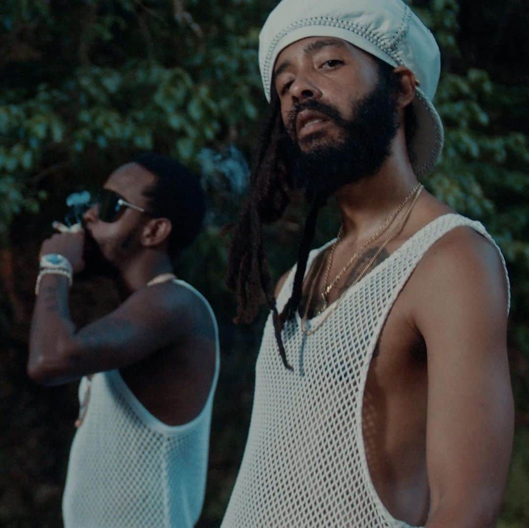 Vevoさんのインスタグラム写真 - (VevoInstagram)「@protoje and @popcaanmusic got us feeling "Like Royalty." 👑 Join the two reggae kings as they travel through Jamaica. 🇯🇲 Directed by @StormSaulter 📹 ⠀⠀⠀⠀⠀⠀⠀⠀⠀ ▶️[Link in bio] #Protoje #Popcaan #LikeRoyalty」8月7日 6時51分 - vevo