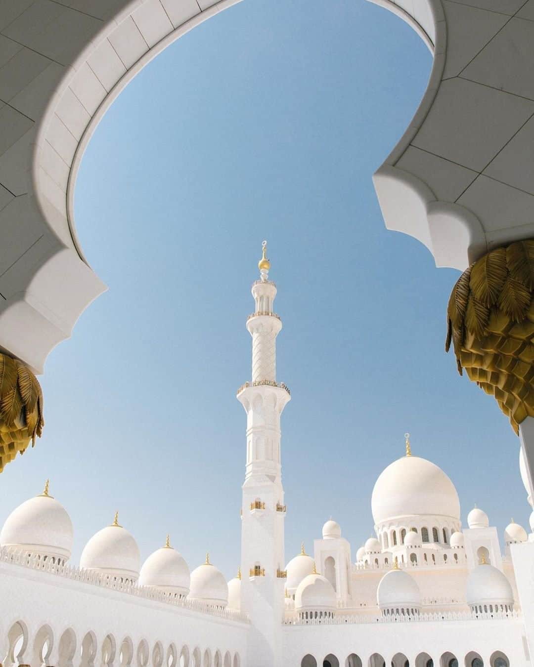 Travel + Leisureさんのインスタグラム写真 - (Travel + LeisureInstagram)「Dubai may stand as the United Arab Emirates’ crown jewel, but Abu Dhabi is every bit as worthy of a visit. The nation’s largest emirate has evolved over the last half-century from a simple fishing village to a luxurious metropolis. Get our guide at the link in bio. #tlpicks courtesy of @spiritedpursuit」8月7日 7時04分 - travelandleisure