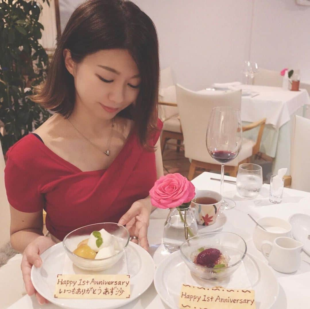 野田あず沙さんのインスタグラム写真 - (野田あず沙Instagram)「結婚記念日💓﻿ ﻿ ﻿ 先日、結婚して一年が経ちました✨﻿ すぐ離婚するのではと心配お掛けしておりましたし、わたし自身が一番心配でしたが無事に🥺﻿ ﻿ ﻿ 毎日楽しくて、﻿ 今年はれいちゃんも家族に加わり﻿ 本当に結婚して良かったなと感じている日々です🥰﻿ ﻿ 結婚式は延期になりましたが、﻿ 引き続きプレ花嫁の記録更新し続けます‼️長い‼️笑 ﻿ ﻿ 全国のプレ花嫁様、﻿ 婚活女子様も妊活女子様も﻿ 日々一生懸命生きている皆様も…！﻿ 今は耐えどきです。頑張りましょう🌟﻿ ﻿ ﻿ ﻿ ﻿ 幸せになってはいけない人は一人もおりませんので。﻿ ﻿ ﻿ ﻿ ※店内は吹き抜け、換気十分な環境で﻿ テラス席にいるような感じでお食事を楽しめました😊﻿ ﻿ ﻿ ﻿ #anniversary #1stanniversary #weddinganniversary #casavinitalia #結婚記念日 #ありがとう #プレ花嫁 #麻布十番」8月7日 6時56分 - azuazu0429