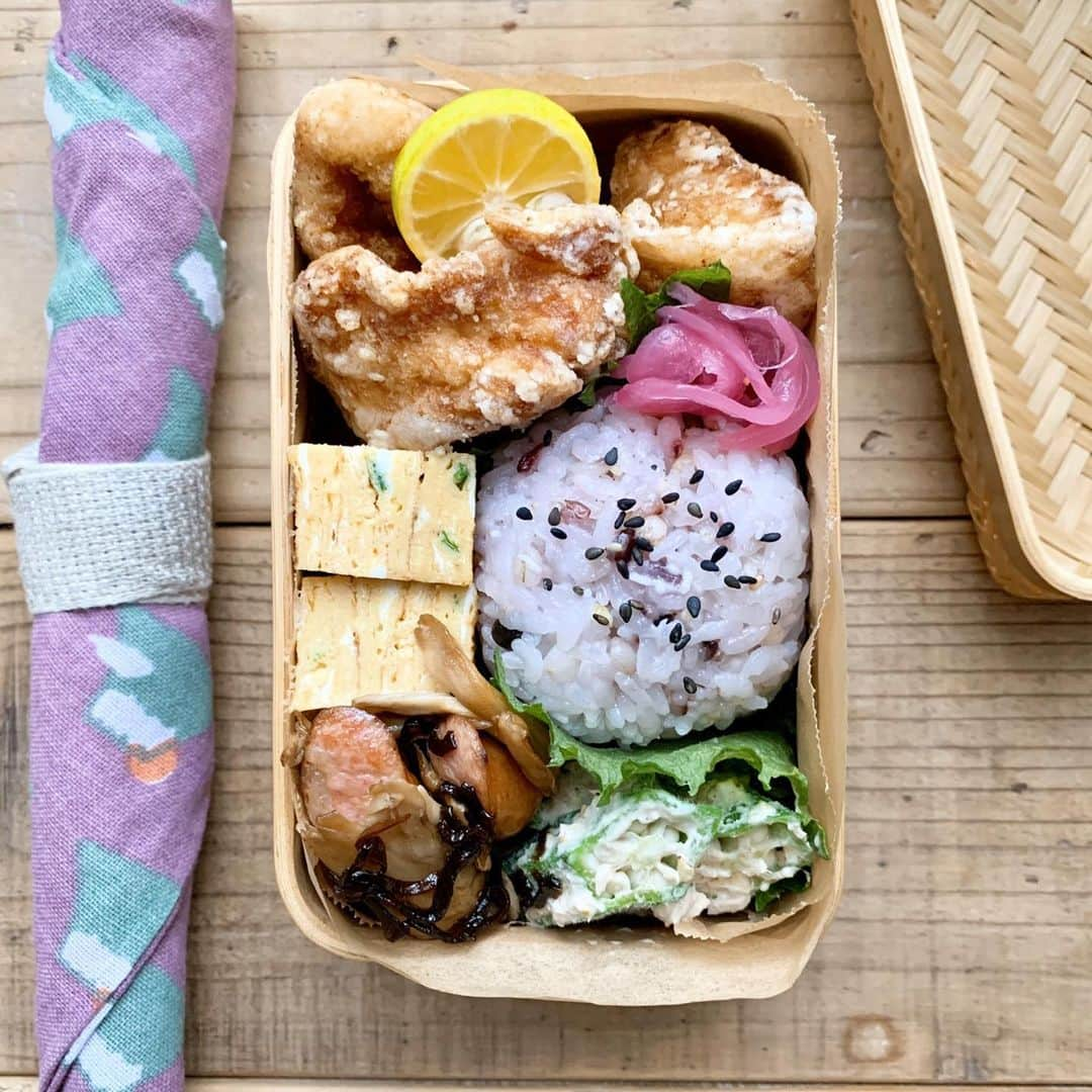 aya*** さんのインスタグラム写真 - (aya*** Instagram)「2020.8.7 Friday﻿ ﻿ ﻿ おはようございます☀️﻿ ﻿ #今日のお弁当 ﻿ ○とり唐揚げ﻿ ○ネギ入り卵焼き﻿ ○舞茸とソーセージの塩昆布レモン炒め﻿ ○オクラとツナの柚子マヨ和え﻿ ○雑穀米おむすび﻿ ﻿ ﻿ 唐揚げは冷凍貯金から。﻿ オクラはさっと茹でて、ツナ、マヨ、柚子胡椒、﻿ 麺つゆ、すりごまで和えました◎﻿ ﻿ ﻿ 明日から9連休〜﻿ 東京におる長男が帰省する予定やったけど、﻿ これもまた話は流れてしもて、この長い連休は、﻿ 次男とお篭り生活に💦﻿ ﻿ 早よいろんな所に安心して行き来できるようになったら ええのになー﻿ ﻿ ﻿ ﻿ ﻿ #フーディーテーブル#おうちごはんlover#マカロニメイト#お弁当 #お弁当記録#お昼ごはん #ランチ#料理#のっけ弁#常備菜#作り置き#おべんとう#弁当#日々#わっぱ#お弁当#暮らし#おうちごはん#レシピ#竹かご弁当#献立#food#IGersJP#locari#japanesefood#foodpic#aya_ayaOben#bento#lunchbox#lunch﻿ ﻿」8月7日 6時56分 - aya_aya1128