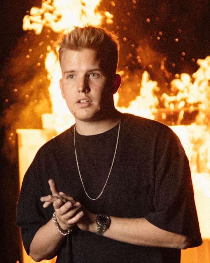 Kayefのインスタグラム：「𝑾𝑨𝑹𝑼𝑴 - 𝑶𝑼𝑻 𝑵𝑶𝑾 🔥LINK IN BIO! Checkt meine neue Single, packt euch das Ding eure Story und verlinkt jemanden der #warum hören muss 🤟🏻 Ich zähle auf euch! VIEEELEN DANK ❤️❤️❤️」