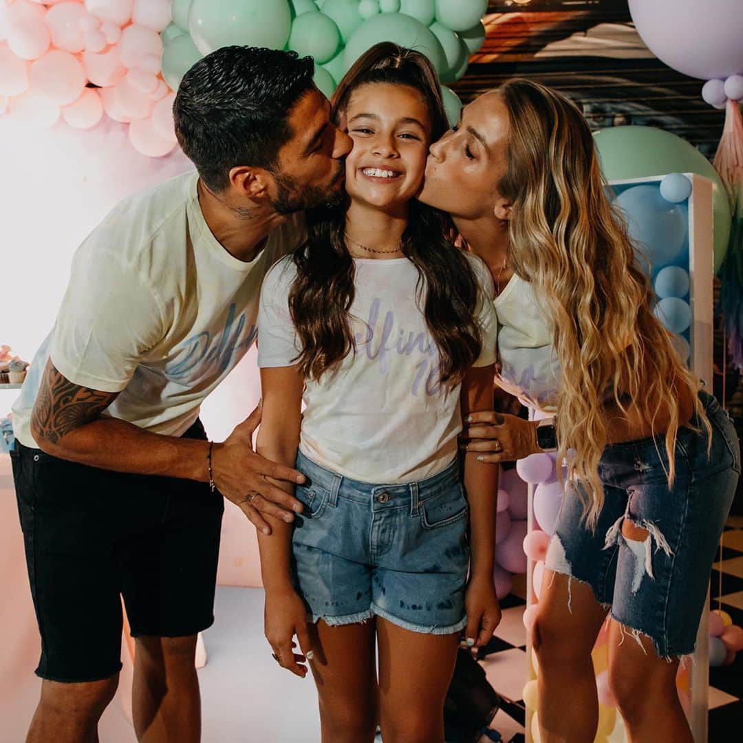 ソフィア・バルビのインスタグラム：「Tu felicidad, la nuestra. Te amamos REINA 👑💛💜」