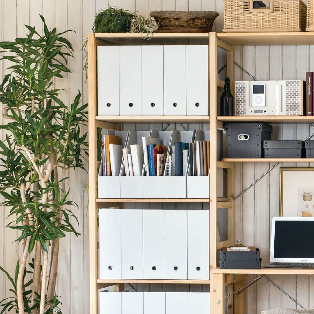 MUJI USAさんのインスタグラム写真 - (MUJI USAInstagram)「Designing a space for productivity.   Make otherwise cluttered shelf look uniform and tidy by using file boxes or similar storage options throughout.  #muji #mujiusa #organization #storage」8月7日 7時01分 - mujiusa