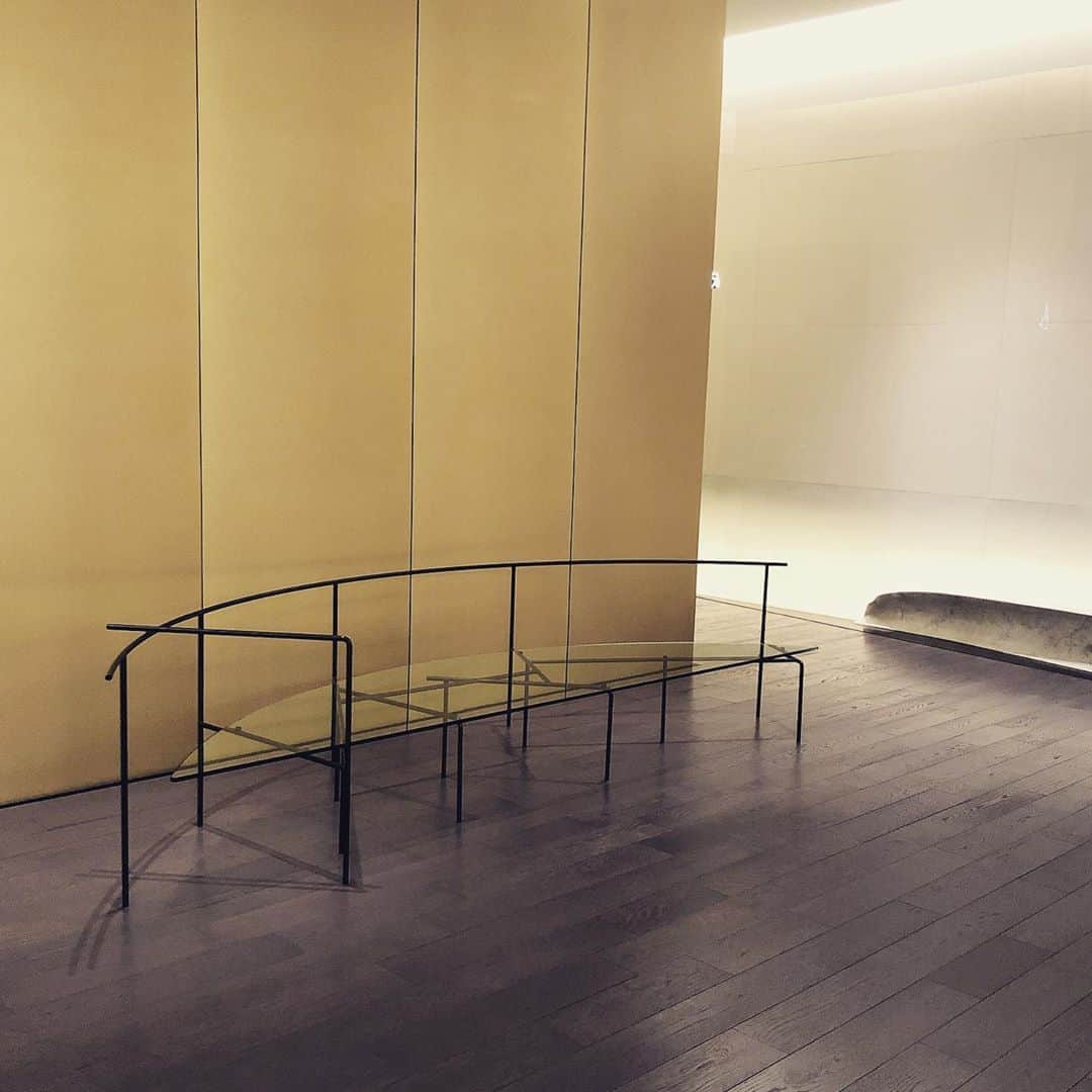 西山由のインスタグラム：「Beau banc au Musée d’Artizon.」