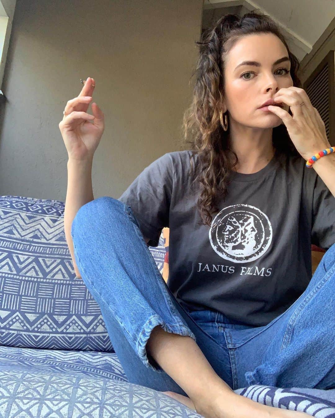 ケリー・オックスフォードのインスタグラム：「I’ve been writing for the first time since finishing Pink Skies Ahead in the Spring of 2018. So much has changed since then, and my writing is really better for it. This gives me optimism for the future, really, in a time that feels so daily bleak and shocking.  Anyhow, if my voice vanishes from social media (as in, I’m no longer posting 2+ times a day) over the next few months it’s because I’m writing two books.  Also? Yes, I’m smoking weed here, it’s legal and helps a lot with my anxiety. When I get breaks from my kids, weed helps me deal well with intrusive thinking (nothing medically/therapy/meditation wise has worked as well with calming my intrusive thinking). I haven’t posted it before because my immigration lawyer said it would hurt my chances of getting US citizenship. After the past few months, I’m not sure I care about that anymore. Anyone in jail for weed should be free. Okay I’m going back to the book 😘😘😘😘😘」