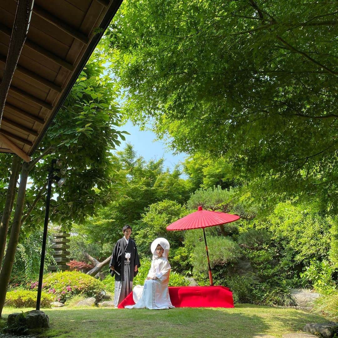 The KAMAKURA WEDDINGさんのインスタグラム写真 - (The KAMAKURA WEDDINGInstagram)「3500坪の敷地中央に位置する深緑の日本庭園。和装が映えて写真撮影にも魅力的な空間は四季折々の風景が楽しめる。」8月7日 7時15分 - thekamakurawedding