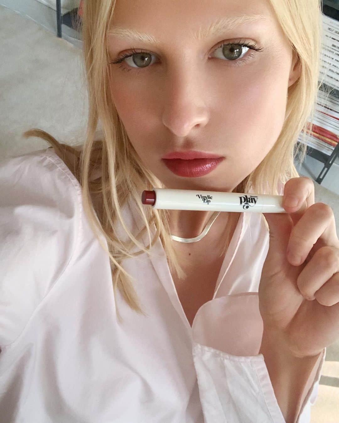 Glossierさんのインスタグラム写真 - (GlossierInstagram)「@rosemarie_vind joined our Lens on Lips campaign over Zoom all the way from Copenhagen, Denmark, where she loves to apply Vinylic Lip before virtual meetings or movie nights at home. If Vinylic Lip was a movie, “It would be Possession by Żuławski.” 🎬 Rosemarie wears Vinylic Lip in Driver and Genius」8月7日 7時18分 - glossier