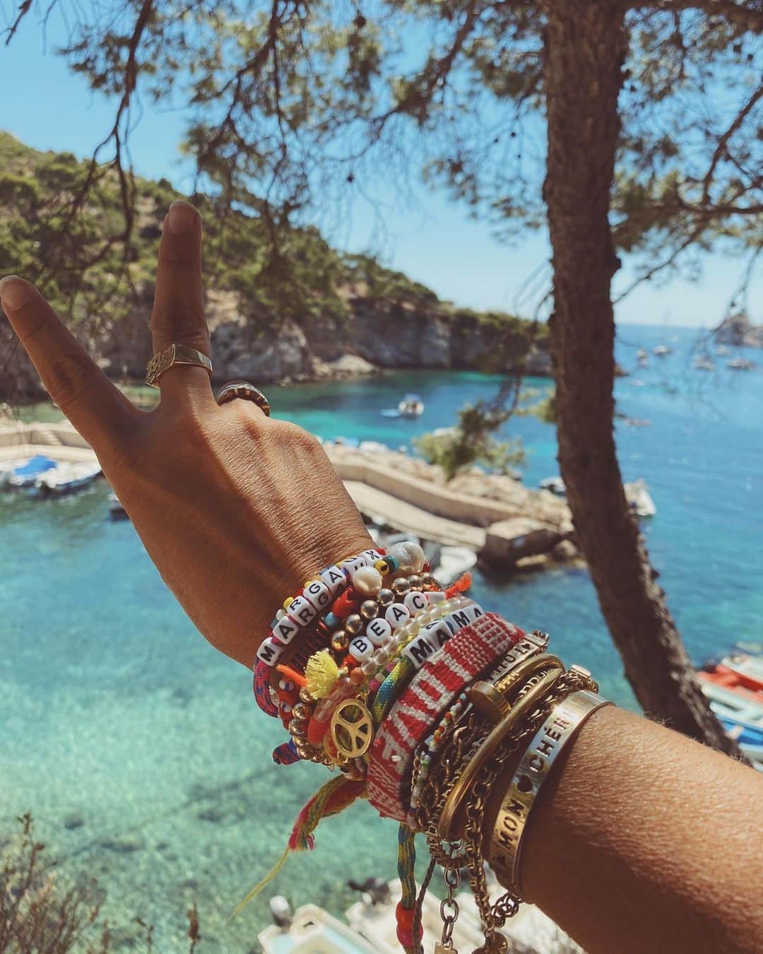 ダニジョーのインスタグラム：「Good vibes only ✌️」