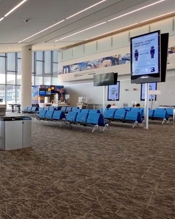 アメリカン航空のインスタグラム：「Our new home in the Big Apple is awesome to the core. Check out @lgaairports's Terminal B – you'll love the upgrade from curb to gate. #WholeNewLGA」