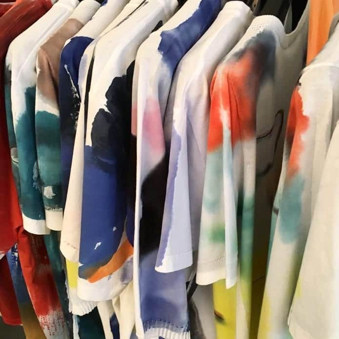 のインスタグラム：「From the artisans to the wardrobe! Preview of one of the handpainted t-shirts of the new Spring Summer 2021 Collection #cividini #handpainted #fashionart #artinfashion #artonknits #findusonjoor」