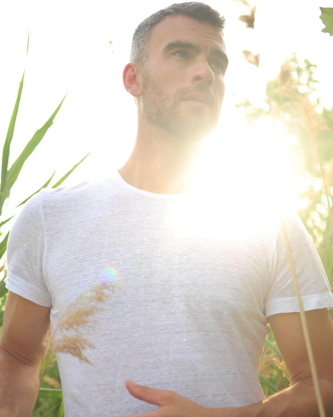 エリック・ラドフォードさんのインスタグラム写真 - (エリック・ラドフォードInstagram)「Catching up with the sun. Feels good to be outside in nature. 🌾☀️  📸 @jessyderoche  #goldenhour #nature #summervibes #sun #freedom #wild」8月7日 7時43分 - ericradford85