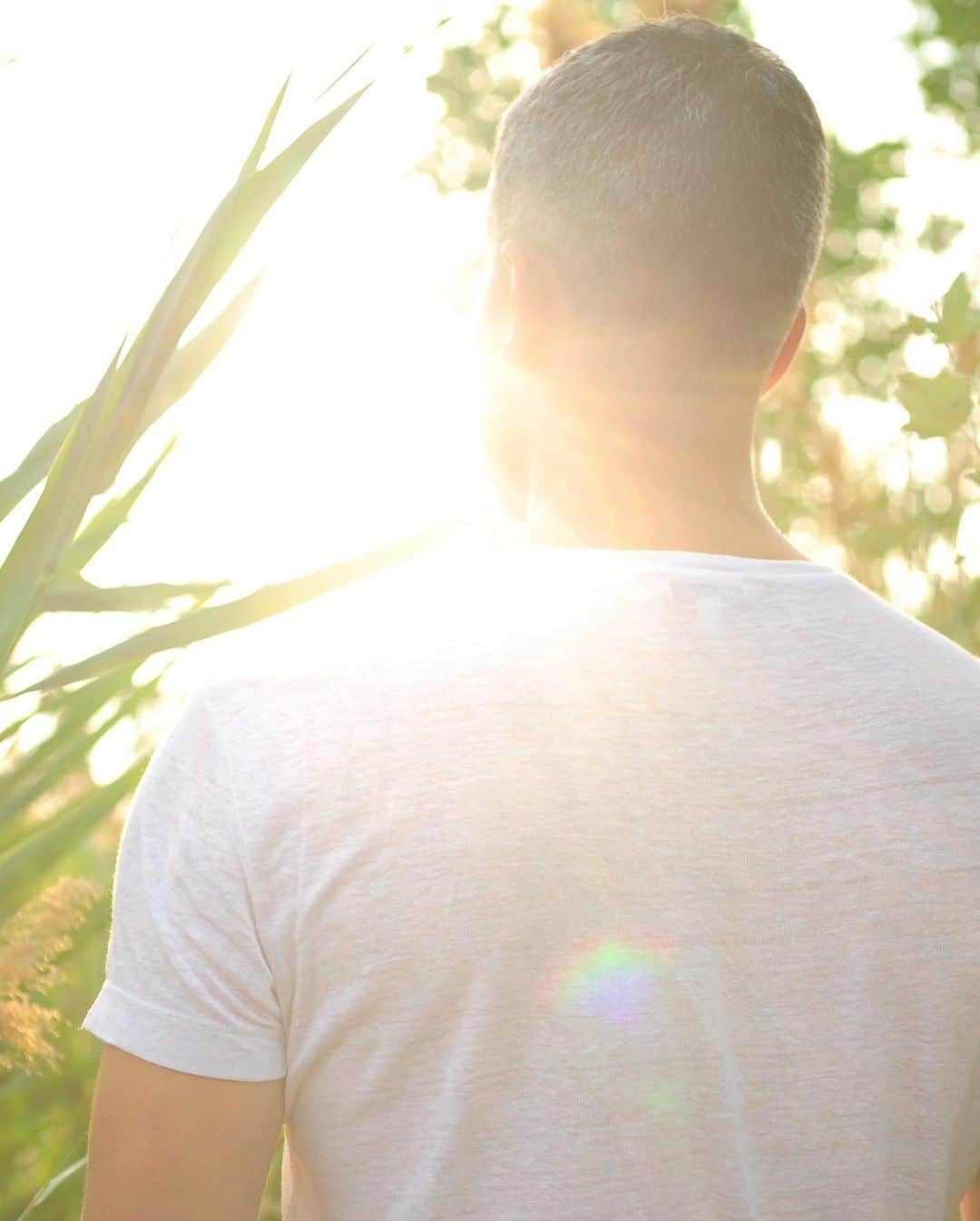 エリック・ラドフォードのインスタグラム：「Catching up with the sun. Feels good to be outside in nature. 🌾☀️  📸 @jessyderoche  #goldenhour #nature #summervibes #sun #freedom #wild」