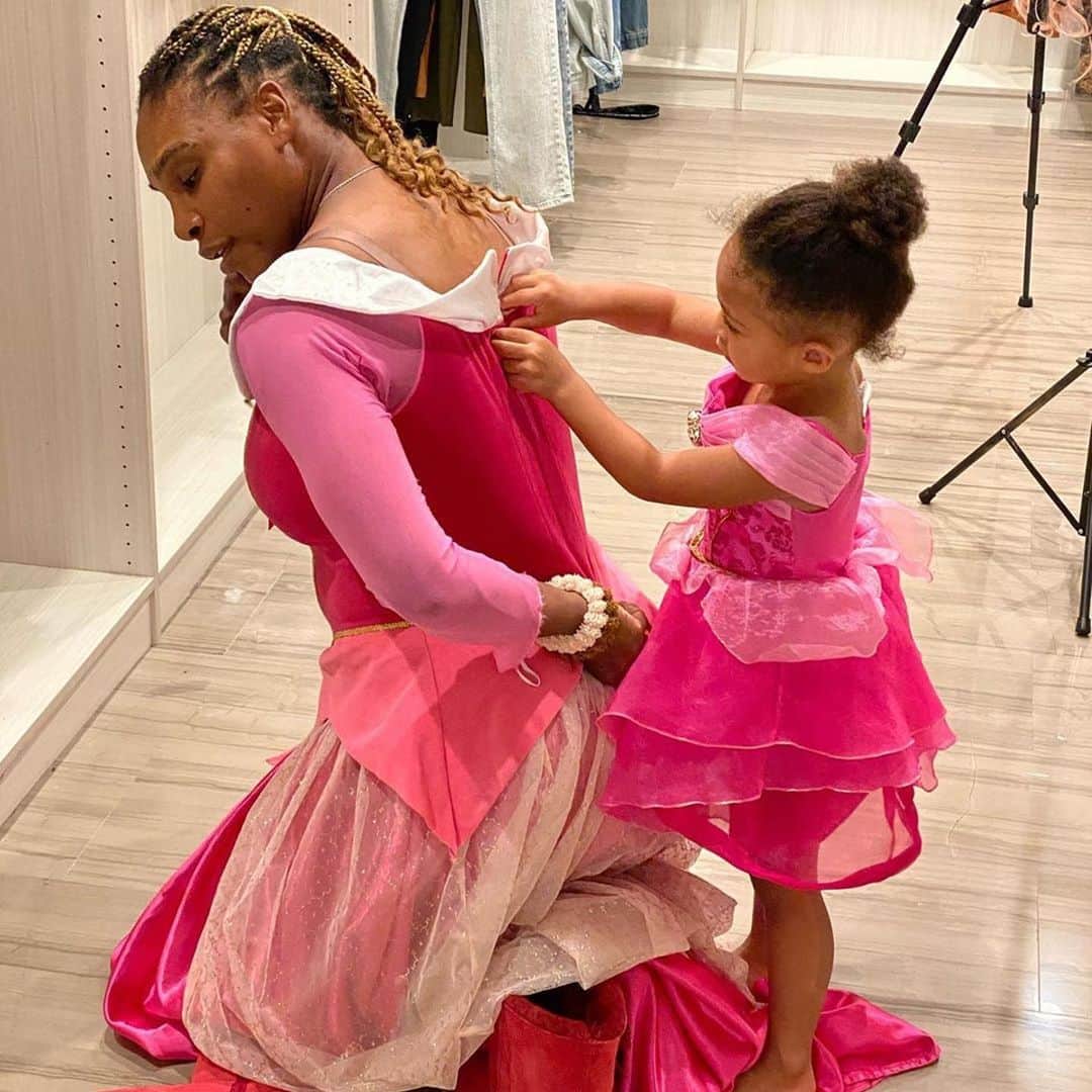 WTA（女子テニス協会）さんのインスタグラム写真 - (WTA（女子テニス協会）Instagram)「Magical moments 💕 #HomeCourt @serenawilliams ・・・ She’s got my back already. And I’ll always have hers.」8月7日 7時43分 - wta