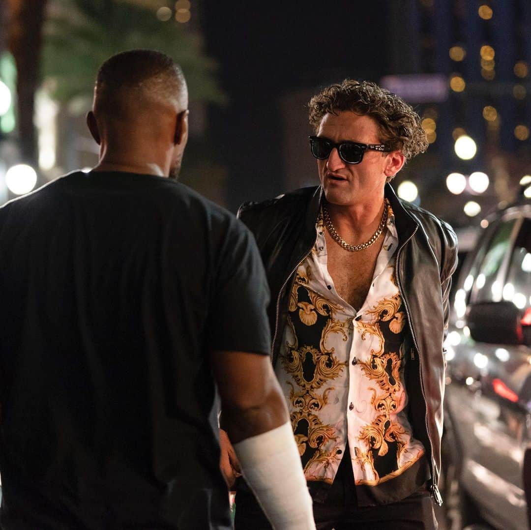 のインスタグラム：「ProjectPower comes out on Netflix in one week!!! (Aug 14) I’m in this awesome movie for like 30 seconds but it stars @iamjamiefoxx (he beats me up) @hitrecordjoe and the incredible @domfishback !!!! My friends @hurricanejoost and @relsonmandela directed it (hence my unearned and undeserving cameo) and my little brother @deanneistat has an actual role and did a lot of the stunt work.  10/10 would recommend watching!!!!」