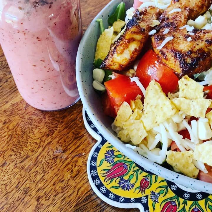 ケリスのインスタグラム：「Sound on . This is my lazy but good n healthy bbq chicken salad ! I used the Memphis bbq rub and the guava lime hibiscus vinaigrette from this weeks summer time GOLD MINE BOX LINK IN BIO . Bounty farms Fresh sweet,  corn arugula , avocado, tomato, scallions and a little shredded Farmers cheese . So easy and good . #salad #veggies #farmraised #grassfed #nogmo #beyondorganic #delicious #fresh #cheflife #pregnant #foodie #foodporn @bountyandfull it’s a lifestyle」