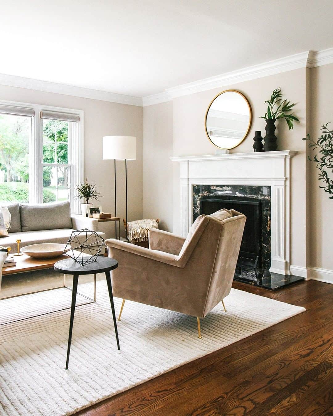 west elmさんのインスタグラム写真 - (west elmInstagram)「Best seat in the house 🙌 Take a tour of this neutral, natural Wisconsin home that's all about symmetry through the link in our bio - it was outfitted by the #DesignCrew with @westelmmke! (Photo: @florals4spring) #WestElmDesignCrew」8月7日 8時03分 - westelm