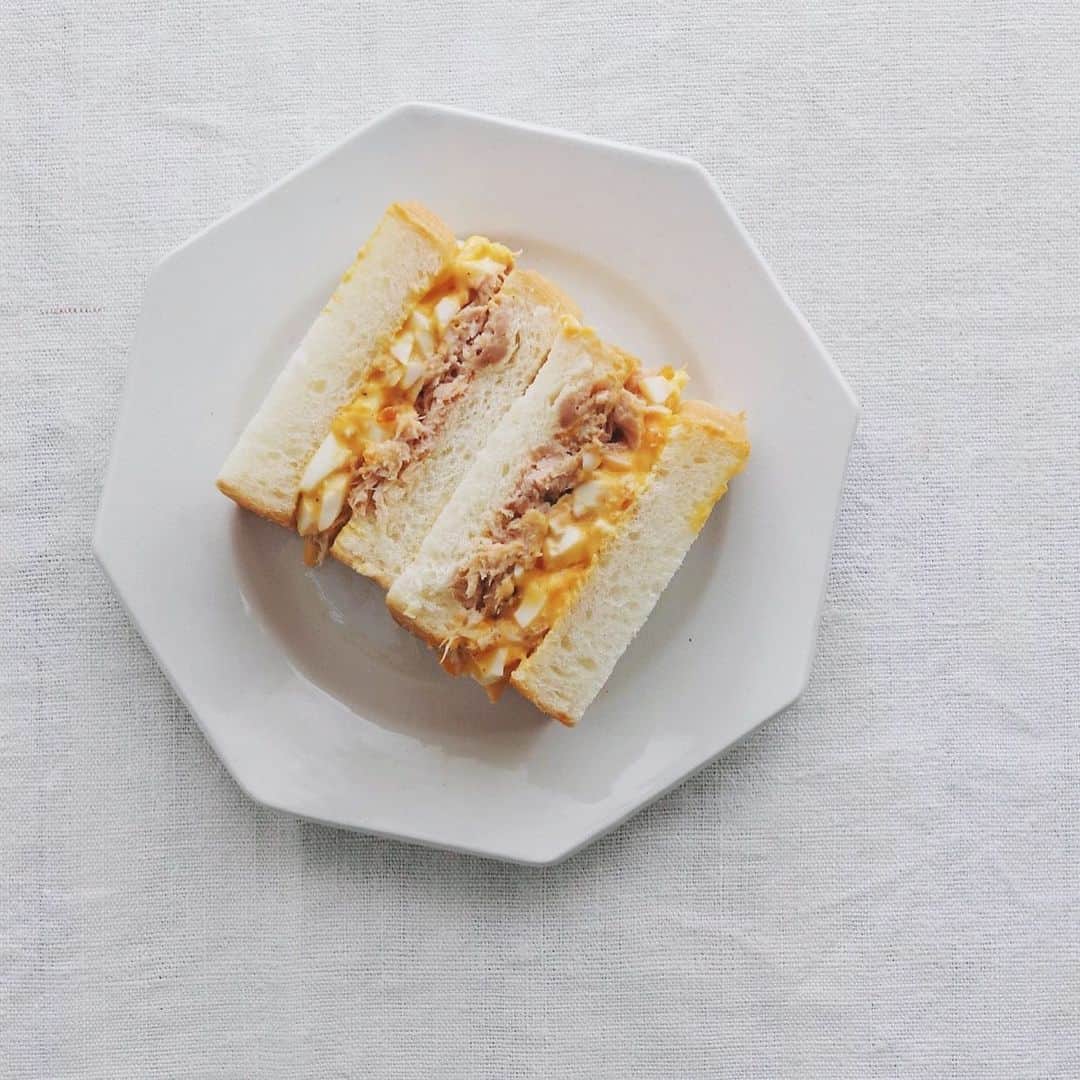 のインスタグラム：「Sandwich . 朝はツナとタマゴの サンドイッチでした。 マスタード効かせて。 . . #野菜が高くて #朝食は大事 #ツナタマ #サンドイッチ #ツナマヨ #ツナサンド #たまごサンド #サンドイッチ #sandwich #sandwiches #sandwichlover」