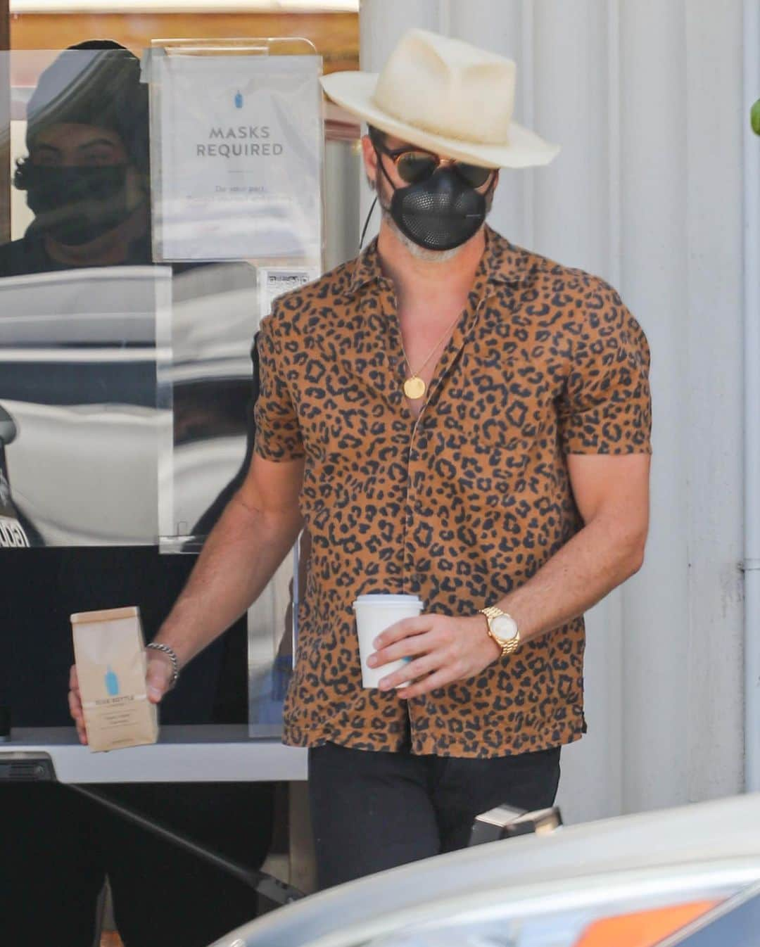 Just Jaredさんのインスタグラム写真 - (Just JaredInstagram)「Chris Pine puts his cool style on display while picking up coffee in Los Angeles. More photos now on our site! #ChrisPine Photos: GC Images」8月7日 8時25分 - justjared