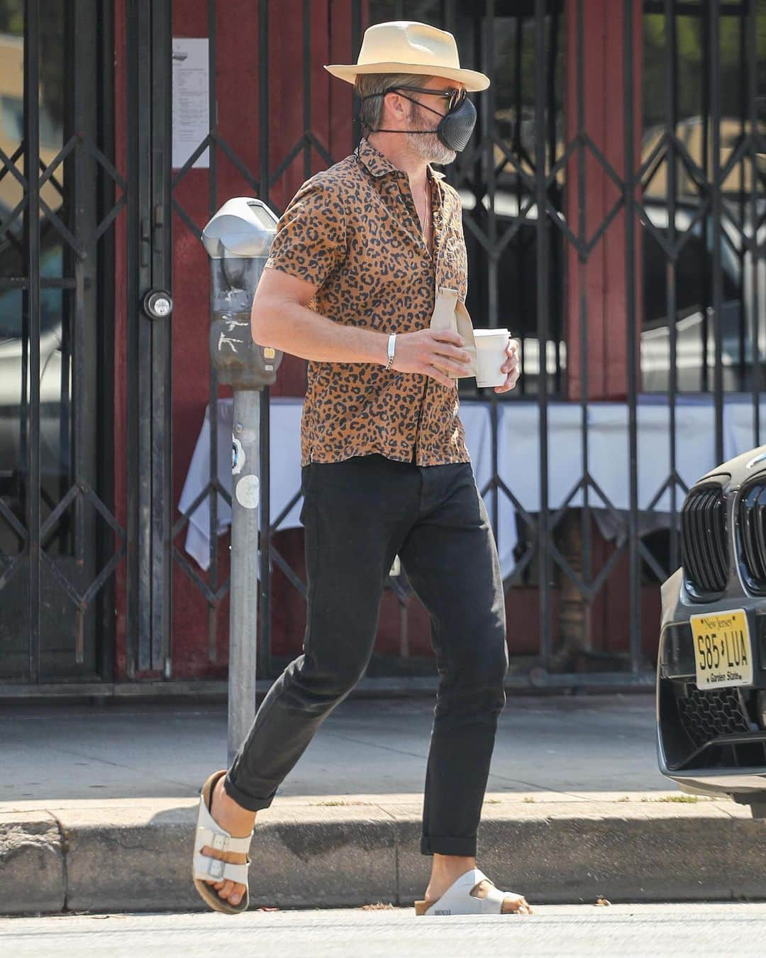 Just Jaredさんのインスタグラム写真 - (Just JaredInstagram)「Chris Pine puts his cool style on display while picking up coffee in Los Angeles. More photos now on our site! #ChrisPine Photos: GC Images」8月7日 8時25分 - justjared