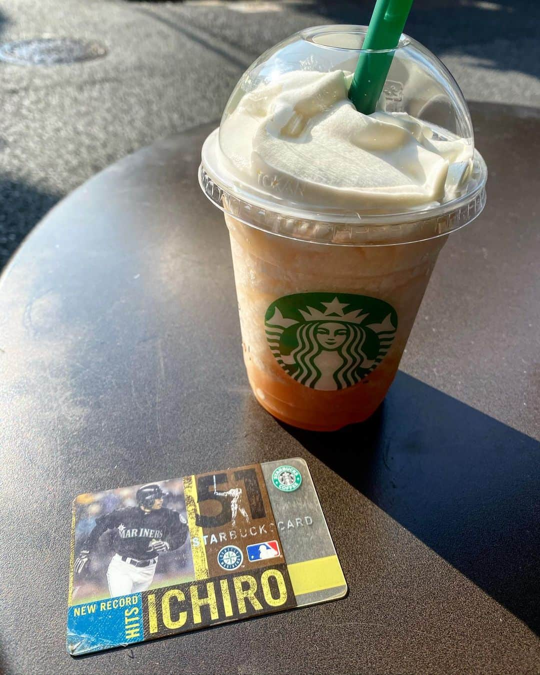 ニッチロー'さんのインスタグラム写真 - (ニッチロー'Instagram)「イチロー選手のスターバックスカード⚾️  #starbucks  #starbuckscoffee  #starbuckscard  #seattle  #ichiro  #ichirosuzuki  #スターバックス  #スターバックスコーヒー  #スターバックスカード  #イチロー　選手 #シアトル」8月7日 8時28分 - nicchiro5.1