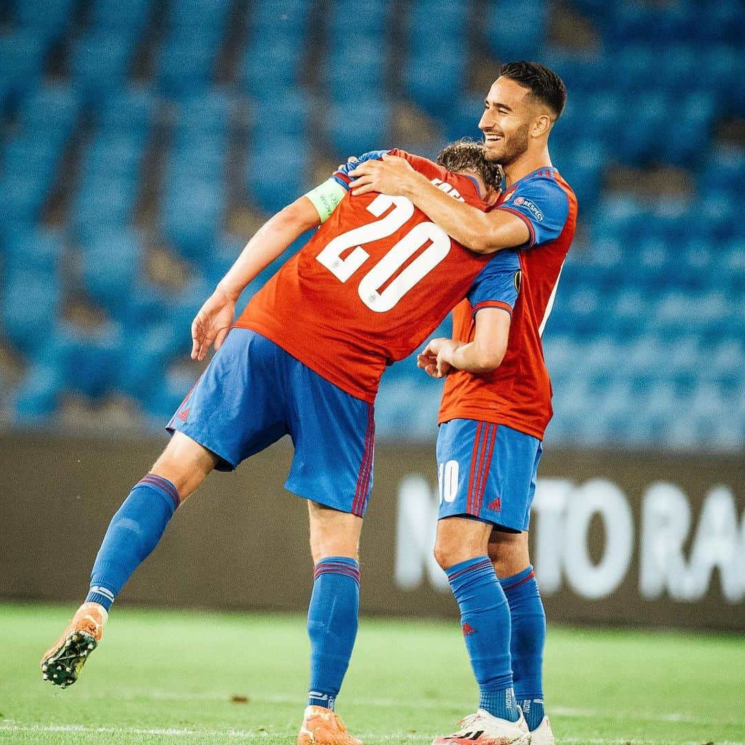 のインスタグラム：「#1/4final #uel #immerweiter #zämmestark❤️💙 @fcbasel1893」