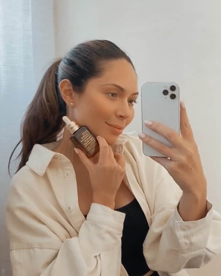 Marianna Hewittのインスタグラム：「@EsteeLauder #AdvancedNightRepair just got even better with their new formula, it’s the classic you may know and love but now includes 8-hour anti-oxidant protection and 72-hour hydration.  This new formula helps minimize pores, firm skin and gives you overnight radiance. Plus, you can recycle the glass bottle ♻️  #EsteePartner #GenerationANR」