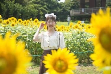 横道侑里さんのインスタグラム写真 - (横道侑里Instagram)「ガーデンパークで出会った素敵なカメラおじちゃんに撮ったいただいた写真送ってもらえました❤️ なぜかちょっと荒くなっちゃってる🥺 でも全部楽しそう~！！！ おじちゃんが撮る写真すき！ いい出会いだなぁ… 大切にしなくちゃね😇 おじちゃんはいろんな人に少し撮らしてくださいってお願いするんだって！ 今回も声かけてくださったんだけど…すごいよね！自分で声かけてこんなに自然で素敵な写真が撮れるなんて！！ おじちゃんの人柄の良さが顔とか雰囲気から滲み出てるからいい写真が撮れるんだと思うなあ。 またどこかで写真撮ってもらえますように😊」8月7日 8時34分 - sideroad615