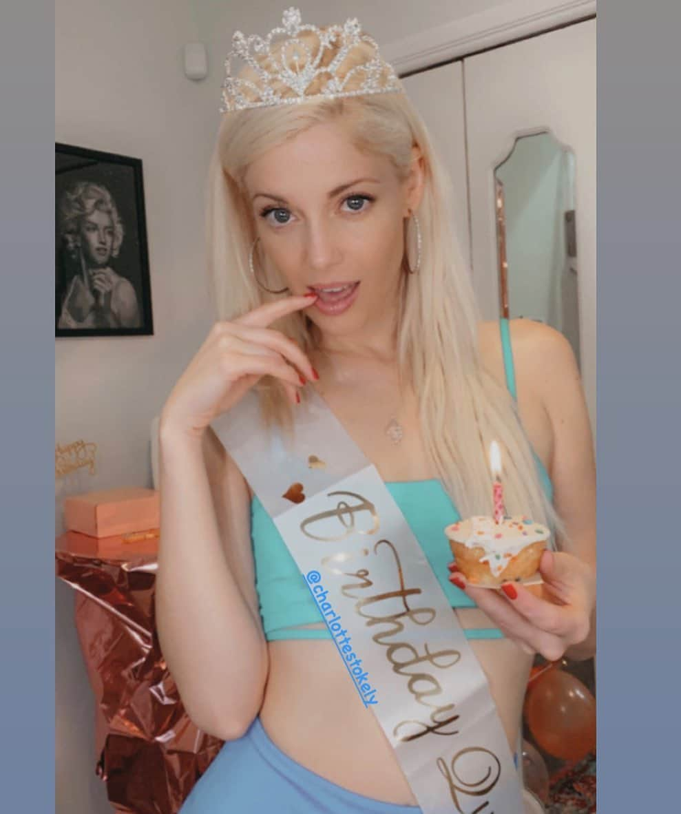 Charlotte Stokelyさんのインスタグラム写真 - (Charlotte StokelyInstagram)「2 more days until my Birthday!! 🦁 🔥 💋 #August08 #8-8 #birthday #spankings #makeawish #cheers #celebrate #charlottestokely #leo #leoseason #liger #tiger」8月7日 8時36分 - charlottestokely