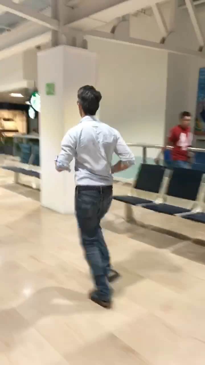 ブラッド・ゴレスキーのインスタグラム：「I miss running through airports and almost missing planes so @garyjanetti can get his iced two pump mocha no whip with almond milk. ☕️🍫✈️ #tbt」