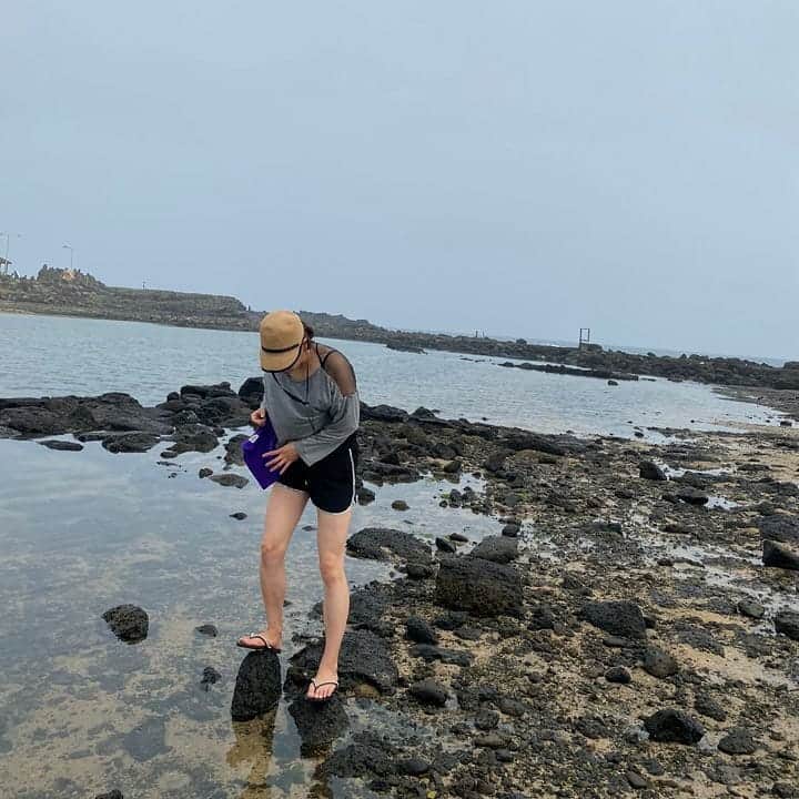 チョン・ダへさんのインスタグラム写真 - (チョン・ダへInstagram)「제주도 와서 바다속을 찬찬히 본 건 이번이 처음인듯. ᆞ 돌이 많은 제주바다에서 아이들이 넘어져 다칠까봐, 사람들이 버리고간 깨진 유리조각이라도 밟을까봐 . 걱정스러운 눈으로 보며 조심하라고 목청껏 말하느라...... 항상 아이들한테 시선이 꽂혀서  이 크고 넓은 바다를 제대로 못 봤다 . 이제는 아이들을 믿고  시선을 좀 더 넓고 편하게 보자고 다짐해본다. ᆞ  오늘 보니 바다 너 참 예쁘구나.  #딸래in제주 #정작 #젤많이다치는건나 #제주도민 #제주살이 #노을해안로 #남매맘 #육아 #제주맘 #정다혜」8月7日 8時47分 - ddallae