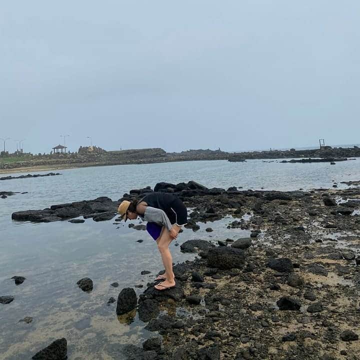 チョン・ダへさんのインスタグラム写真 - (チョン・ダへInstagram)「제주도 와서 바다속을 찬찬히 본 건 이번이 처음인듯. ᆞ 돌이 많은 제주바다에서 아이들이 넘어져 다칠까봐, 사람들이 버리고간 깨진 유리조각이라도 밟을까봐 . 걱정스러운 눈으로 보며 조심하라고 목청껏 말하느라...... 항상 아이들한테 시선이 꽂혀서  이 크고 넓은 바다를 제대로 못 봤다 . 이제는 아이들을 믿고  시선을 좀 더 넓고 편하게 보자고 다짐해본다. ᆞ  오늘 보니 바다 너 참 예쁘구나.  #딸래in제주 #정작 #젤많이다치는건나 #제주도민 #제주살이 #노을해안로 #남매맘 #육아 #제주맘 #정다혜」8月7日 8時47分 - ddallae