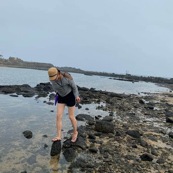 チョン・ダへさんのインスタグラム写真 - (チョン・ダへInstagram)「제주도 와서 바다속을 찬찬히 본 건 이번이 처음인듯. ᆞ 돌이 많은 제주바다에서 아이들이 넘어져 다칠까봐, 사람들이 버리고간 깨진 유리조각이라도 밟을까봐 . 걱정스러운 눈으로 보며 조심하라고 목청껏 말하느라...... 항상 아이들한테 시선이 꽂혀서  이 크고 넓은 바다를 제대로 못 봤다 . 이제는 아이들을 믿고  시선을 좀 더 넓고 편하게 보자고 다짐해본다. ᆞ  오늘 보니 바다 너 참 예쁘구나.  #딸래in제주 #정작 #젤많이다치는건나 #제주도민 #제주살이 #노을해안로 #남매맘 #육아 #제주맘 #정다혜」8月7日 8時47分 - ddallae