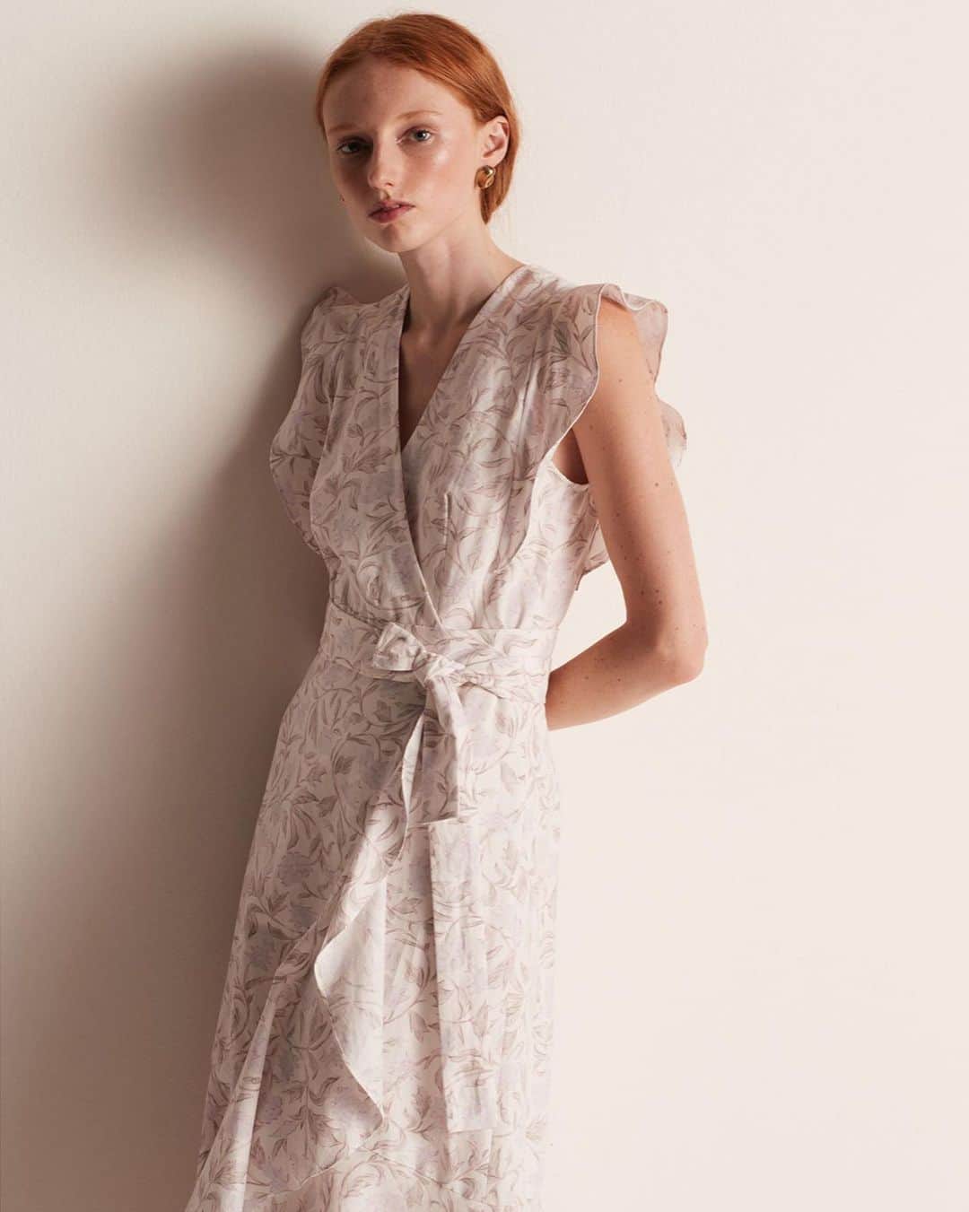 レベッカテイラーのインスタグラム：「The wrap dress, a summer staple.」