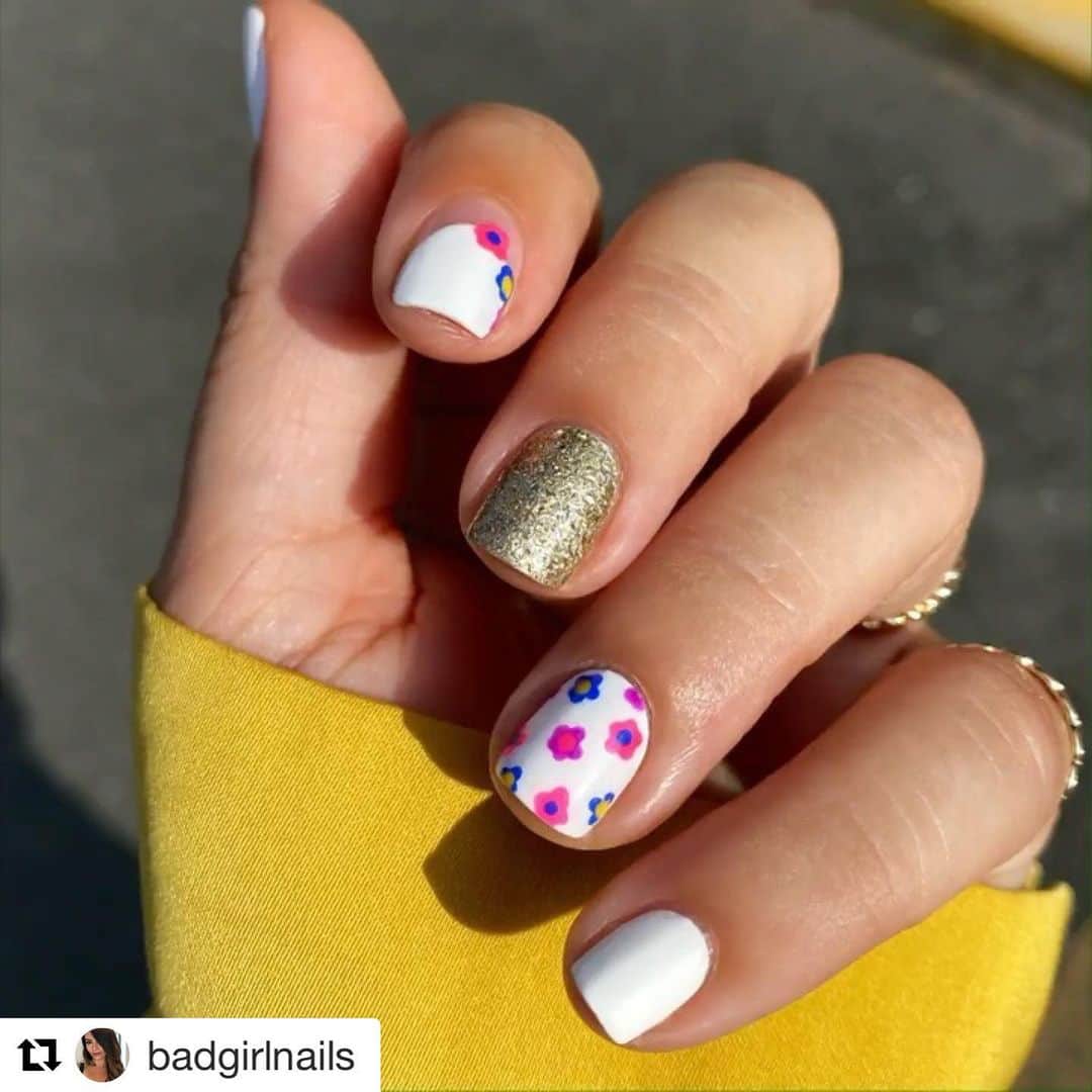 のインスタグラム：「#Repost @badgirlnails  ・・・ Major 90s vibes🌼 loving these lil foral cuties, so easy to do👌🏼」