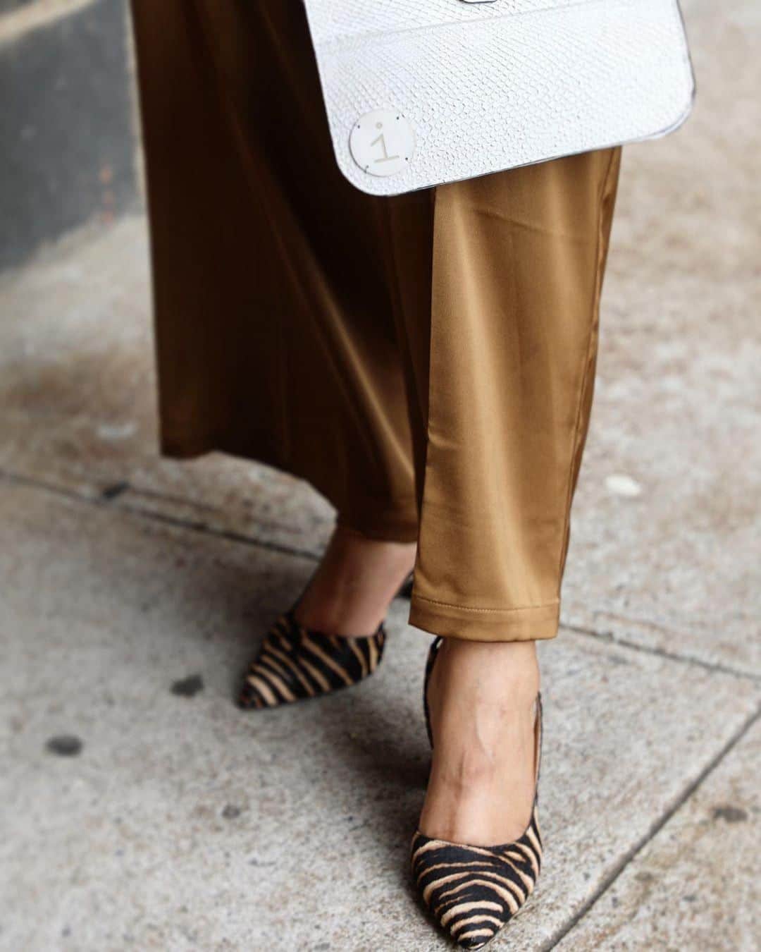 のインスタグラム：「@hadyouatsalaam in the Analees! Wear these beauties with everything from tailored suits to cropped trousers. #vincecamuto #summer2020 #pumps」